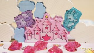 雲の上のメルヘンキャッスル」─協力してかわいい木駒を全部積み上げ